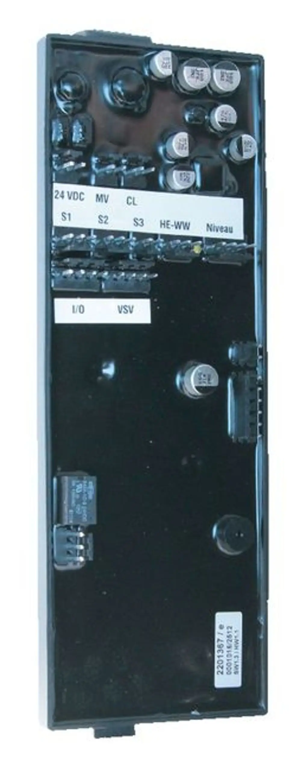 Schwarze Platine mit verschiedenen Elektronikbauteilen, Beschriftungen und Anschlüssen. Sie gehört zur Enthärtungsanlage von Syr.
